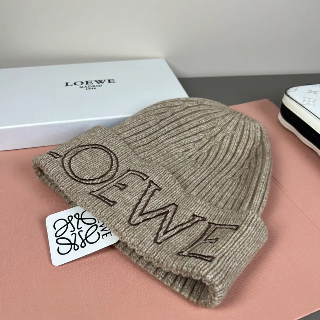 60💰 Classic knitted hat from loewe official website! Xiaohongshu’s hottest selling item! Dress well! The same style for men and women, thicker and warmer, fashionable and popular 🌸First-class quality, the best brand for warmth in autumn and winter, order now, limited edition
