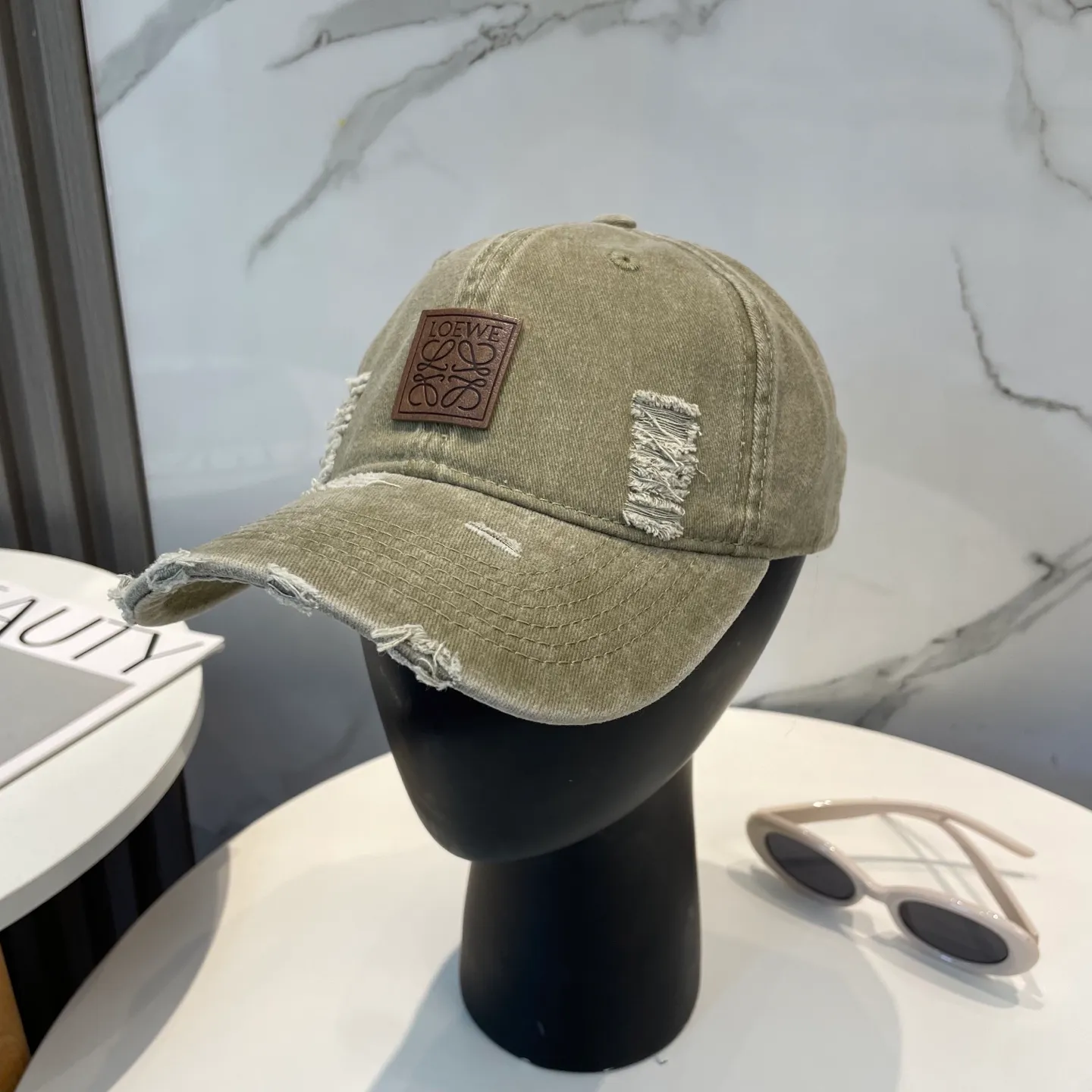 P56 LOEWE's new washed baseball cap, classic LOEWE embroidered logo, same style for men and women, versatile and breathable, can be worn in all seasons