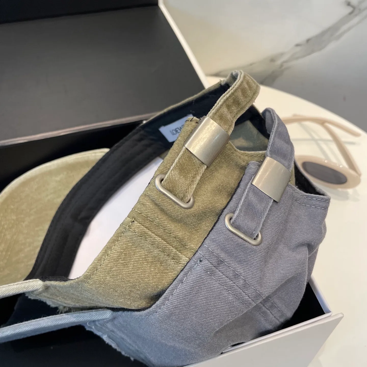 P56 LOEWE's new washed baseball cap, classic LOEWE embroidered logo, same style for men and women, versatile and breathable, can be worn in all seasons