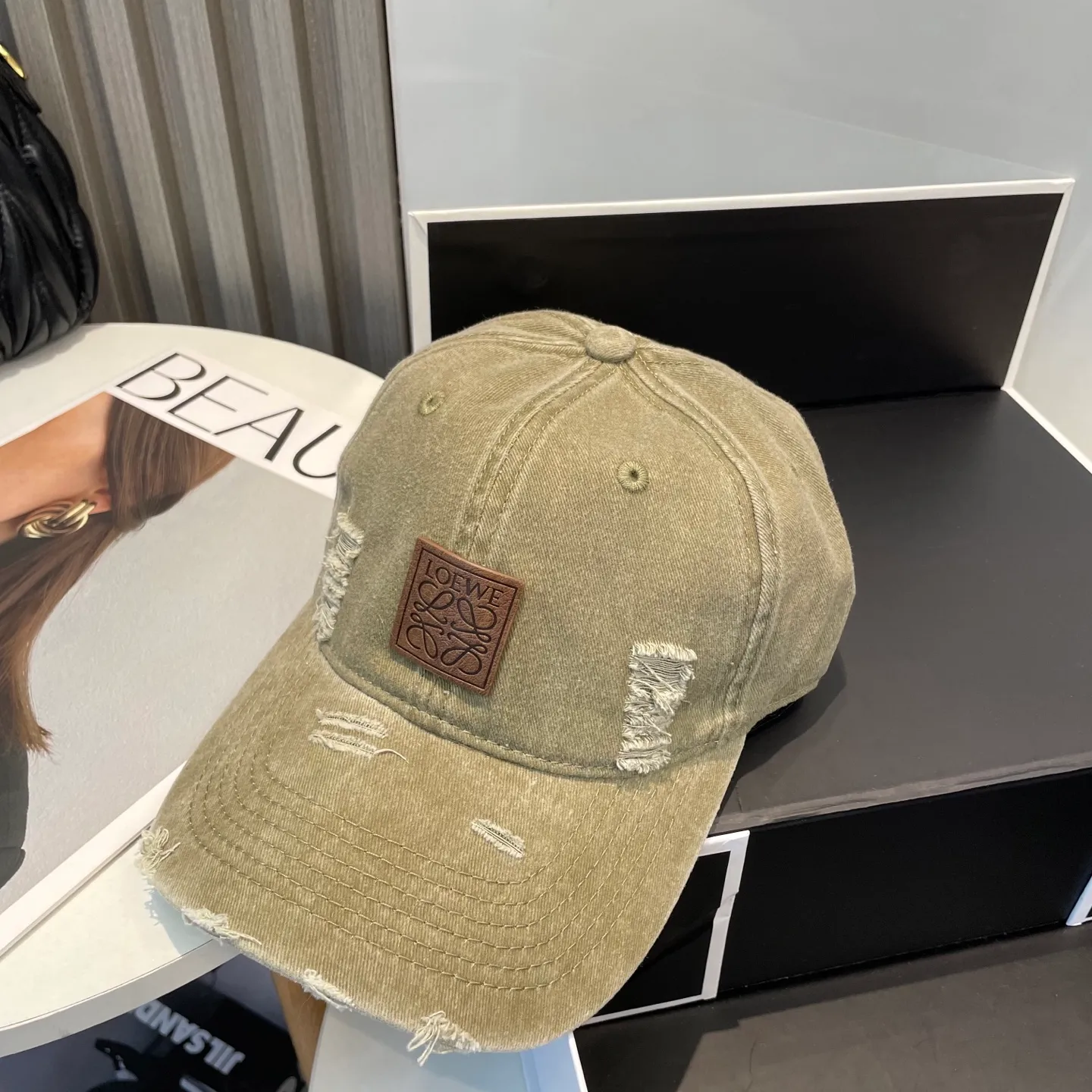 P56 LOEWE's new washed baseball cap, classic LOEWE embroidered logo, same style for men and women, versatile and breathable, can be worn in all seasons