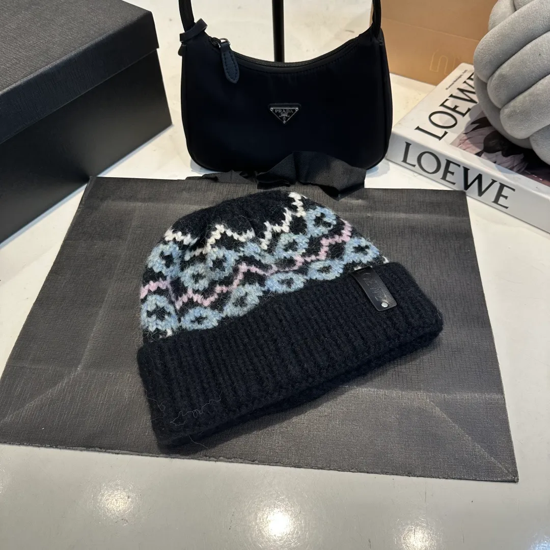 P70 LOEWE 💠Autumn and winter thick knitted beanie, available in multiple colors to suit all styles, love it so much❗️ 💟💟Striped thick knitted hat satisfies my fantasy of knitted hats〰️ High-looking ins thick knitted beanie, versatile and loose, showing off your face!