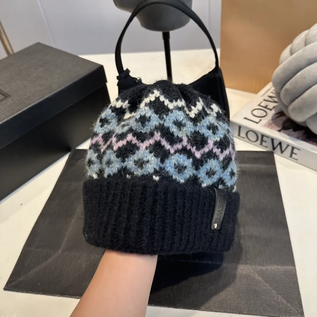 P70 LOEWE 💠Autumn and winter thick knitted beanie, available in multiple colors to suit all styles, love it so much❗️ 💟💟Striped thick knitted hat satisfies my fantasy of knitted hats〰️ High-looking ins thick knitted beanie, versatile and loose, showing off your face!