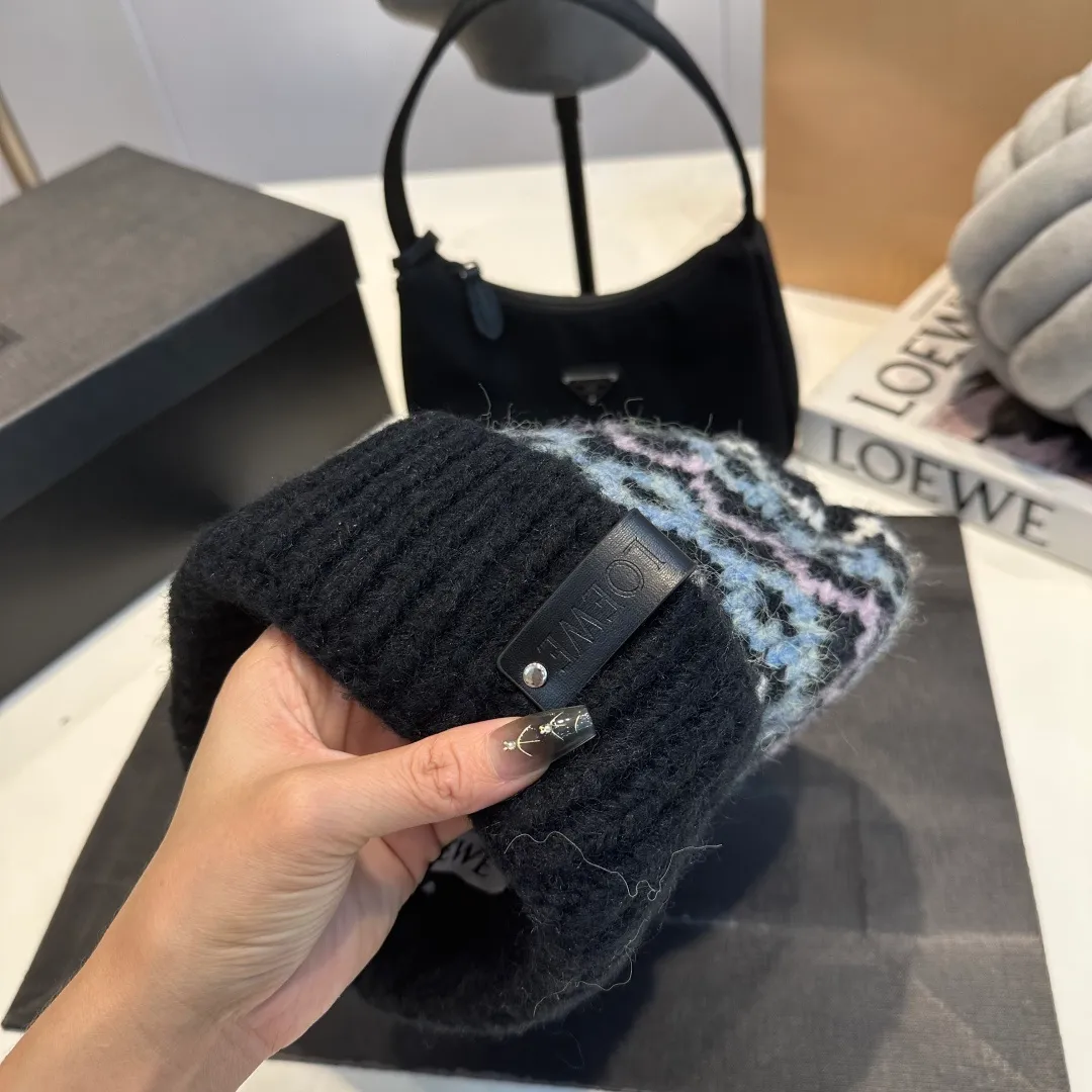P70 LOEWE 💠Autumn and winter thick knitted beanie, available in multiple colors to suit all styles, love it so much❗️ 💟💟Striped thick knitted hat satisfies my fantasy of knitted hats〰️ High-looking ins thick knitted beanie, versatile and loose, showing off your face!