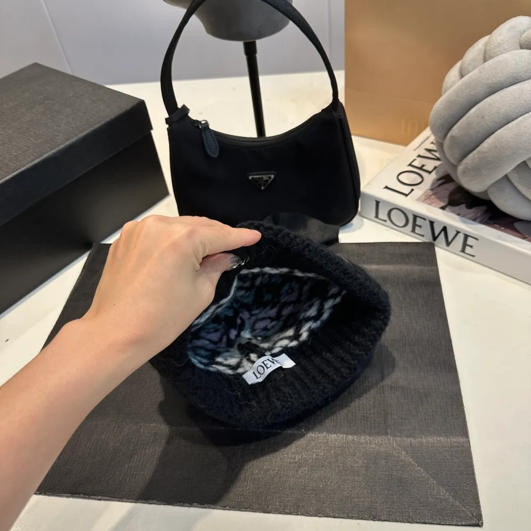 P70 LOEWE 💠Autumn and winter thick knitted beanie, available in multiple colors to suit all styles, love it so much❗️ 💟💟Striped thick knitted hat satisfies my fantasy of knitted hats〰️ High-looking ins thick knitted beanie, versatile and loose, showing off your face!