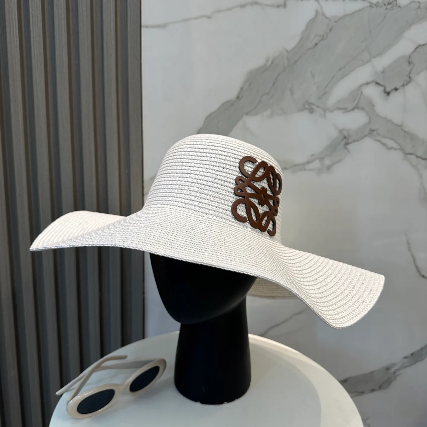 P70 LOEWE big brimmed hat, big sun hat, made of fine straw, official model opening, non-market ordinary version, head circumference 57cm