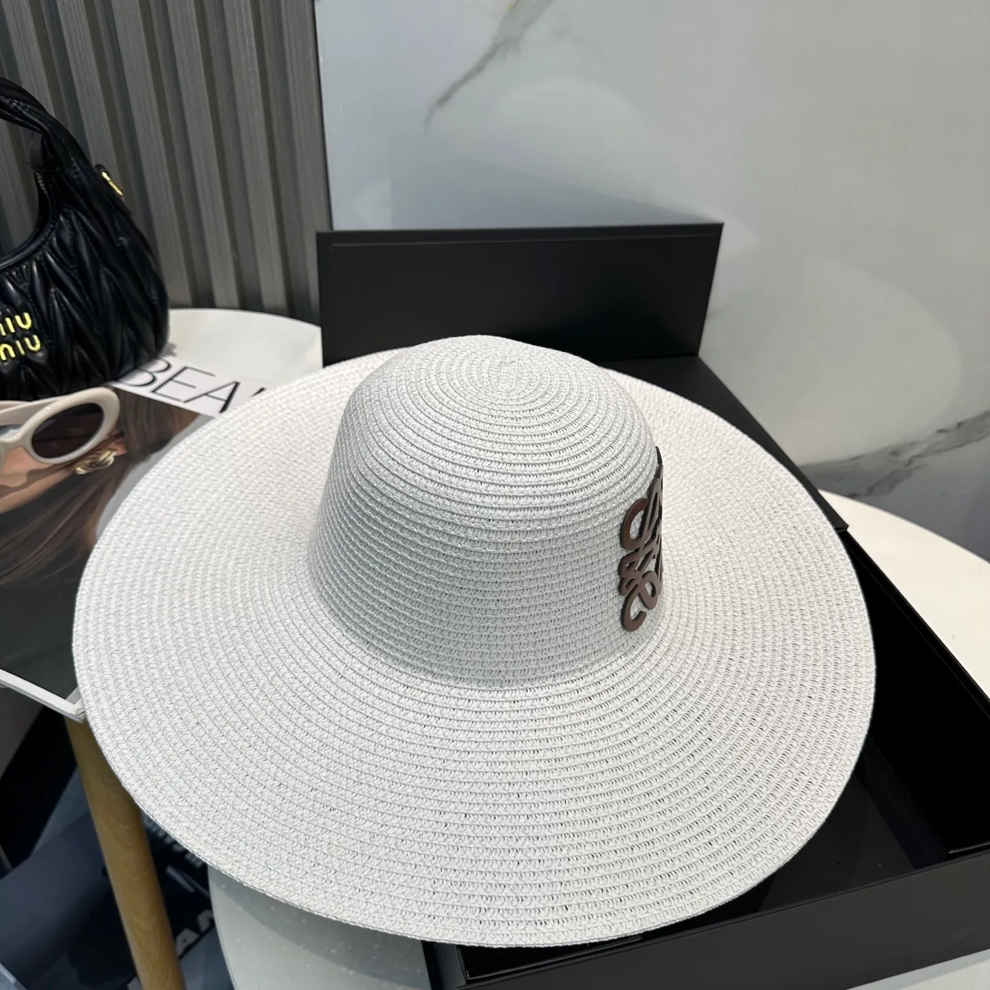 P70 LOEWE big brimmed hat, big sun hat, made of fine straw, official model opening, non-market ordinary version, head circumference 57cm