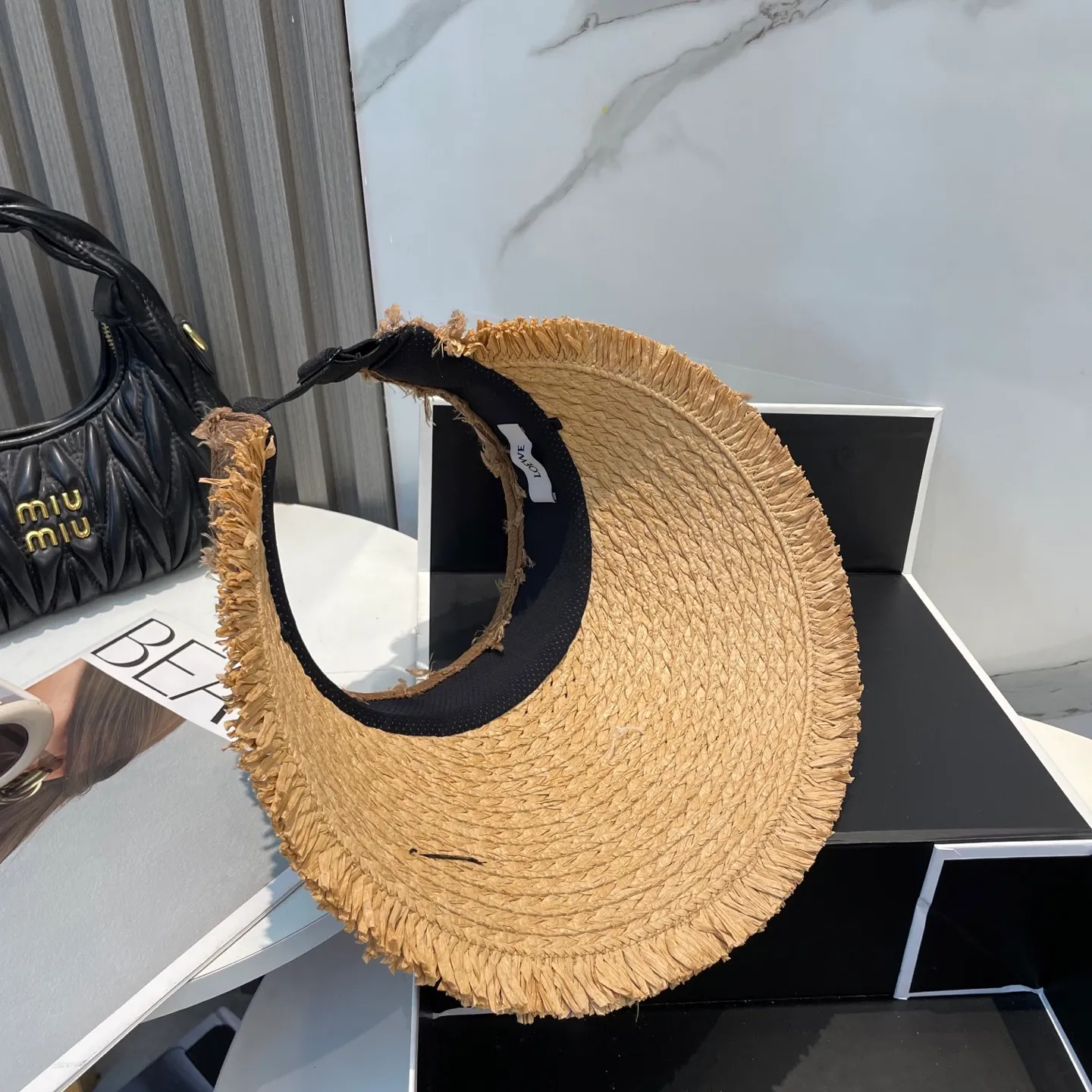 P76 LOEWE's new hollow-top hat is a sun hat that you'll fall in love with at first glance. In summer, you need a unique hat to reduce eye pressure. This elegant hollow-top hat is very suitable!