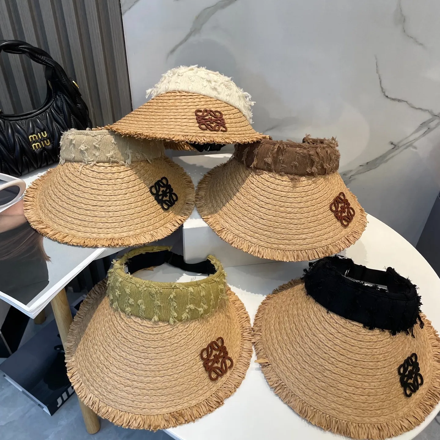 P76 LOEWE's new hollow-top hat is a sun hat that you'll fall in love with at first glance. In summer, you need a unique hat to reduce eye pressure. This elegant hollow-top hat is very suitable!