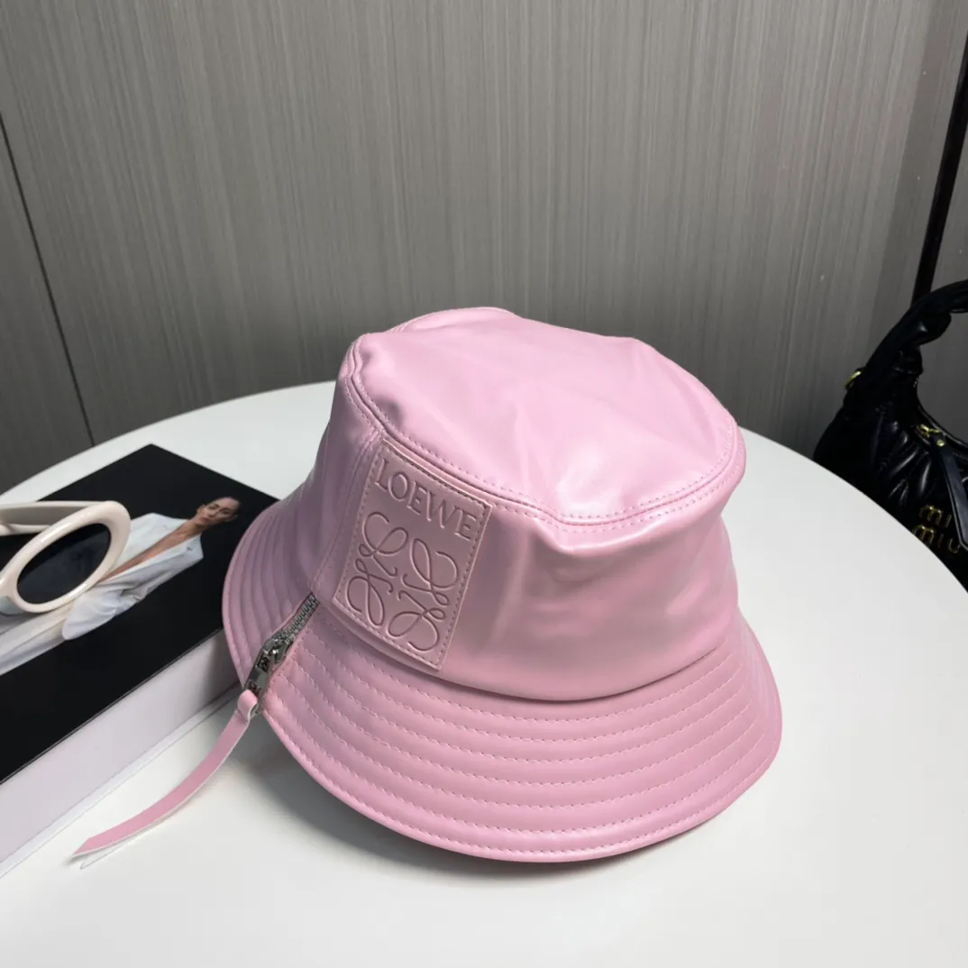 P70 LOEWE's new patchwork zipper lambskin bucket hat. This bucket hat is made of rich textured lambskin. The zipper detail on the brim brings a modern twist, and the patchwork adds a touch of recognition, helping you easily create a modern and fashionable look.