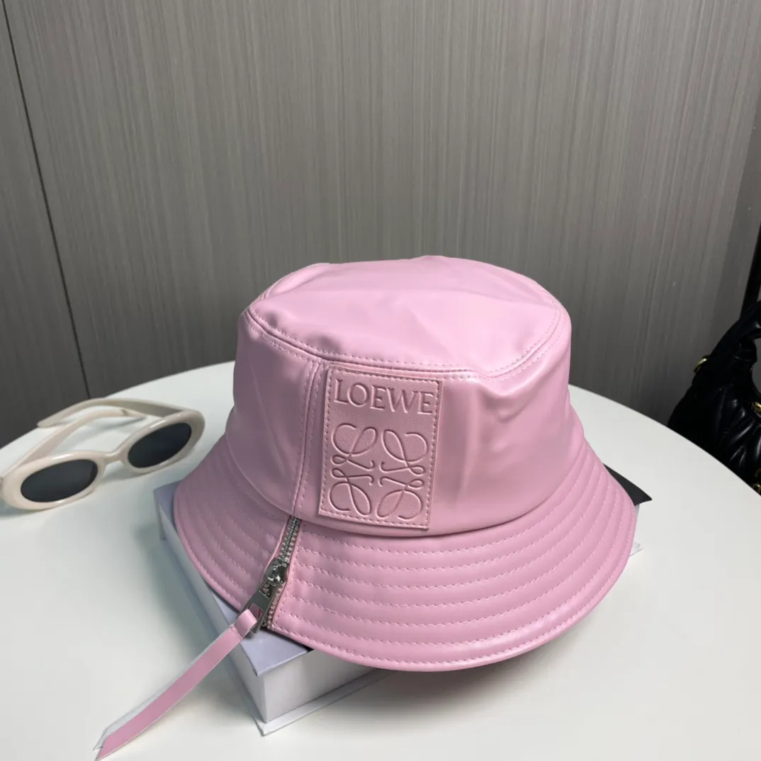 P70 LOEWE's new patchwork zipper lambskin bucket hat. This bucket hat is made of rich textured lambskin. The zipper detail on the brim brings a modern twist, and the patchwork adds a touch of recognition, helping you easily create a modern and fashionable look.
