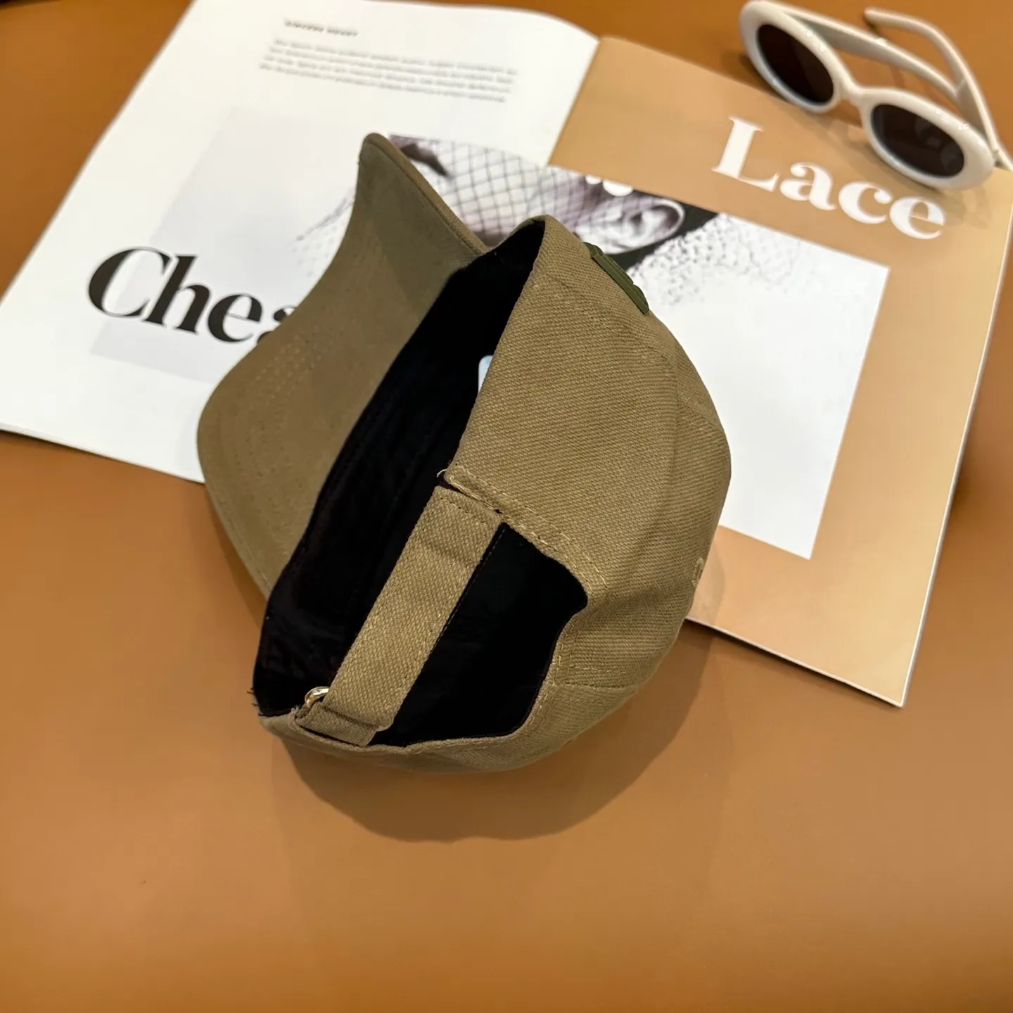 P60 comes with dust bag 👒LOEWE👒LOEWE's new original original design baseball cap🧢Super good texture, standard external line positioning, fine workmanship, simple and elegant, low price and popular!