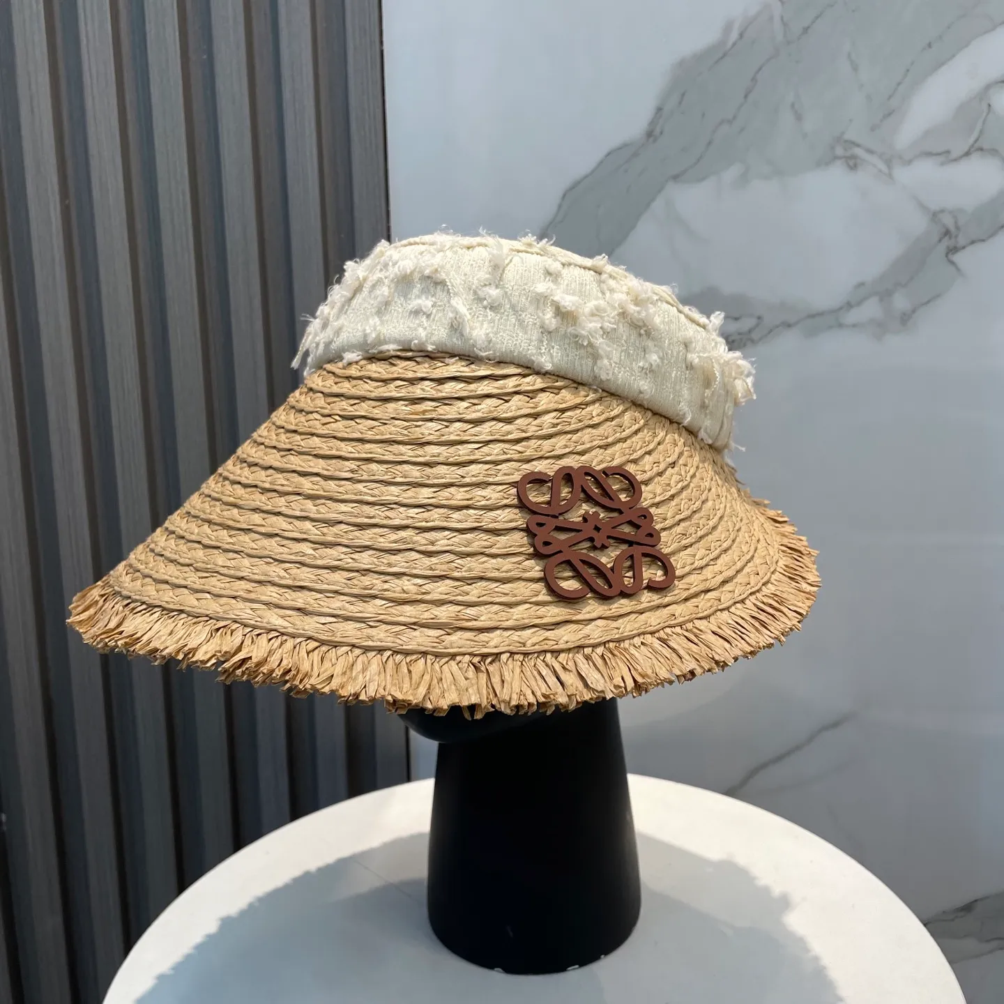 P76 LOEWE's new hollow-top hat is a sun hat that you'll fall in love with at first glance. In summer, you need a unique hat to reduce eye pressure. This elegant hollow-top hat is very suitable!