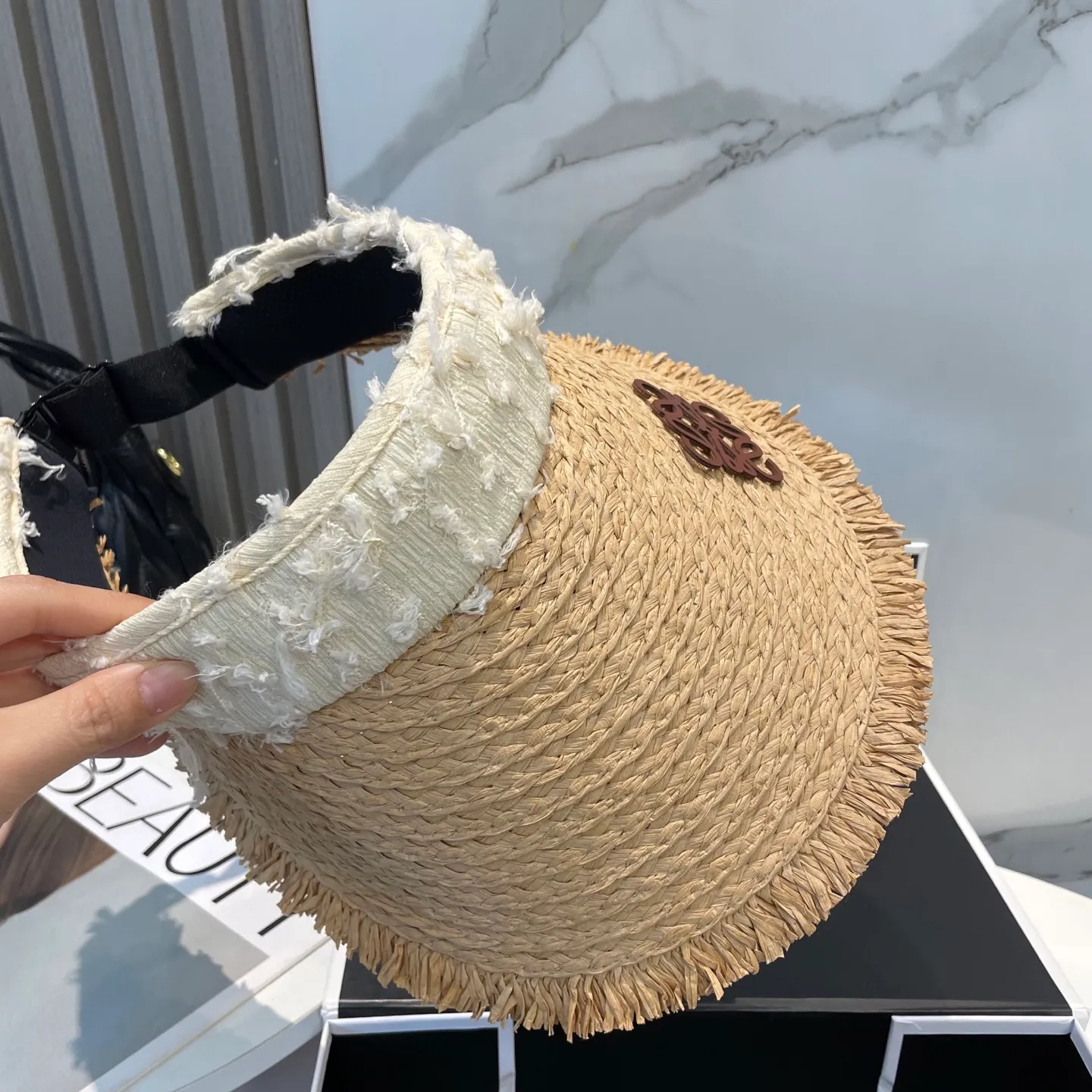 P76 LOEWE's new hollow-top hat is a sun hat that you'll fall in love with at first glance. In summer, you need a unique hat to reduce eye pressure. This elegant hollow-top hat is very suitable!