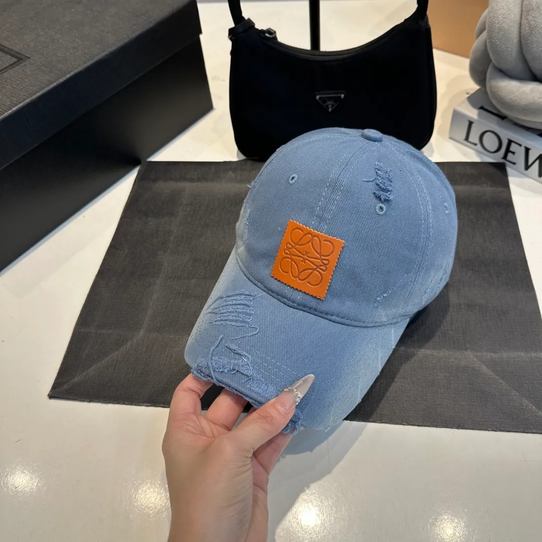 P60 Loewe Loewe's new washed distressed denim baseball cap. Newly launched washed denim series, casual and versatile wardrobe matching tool.