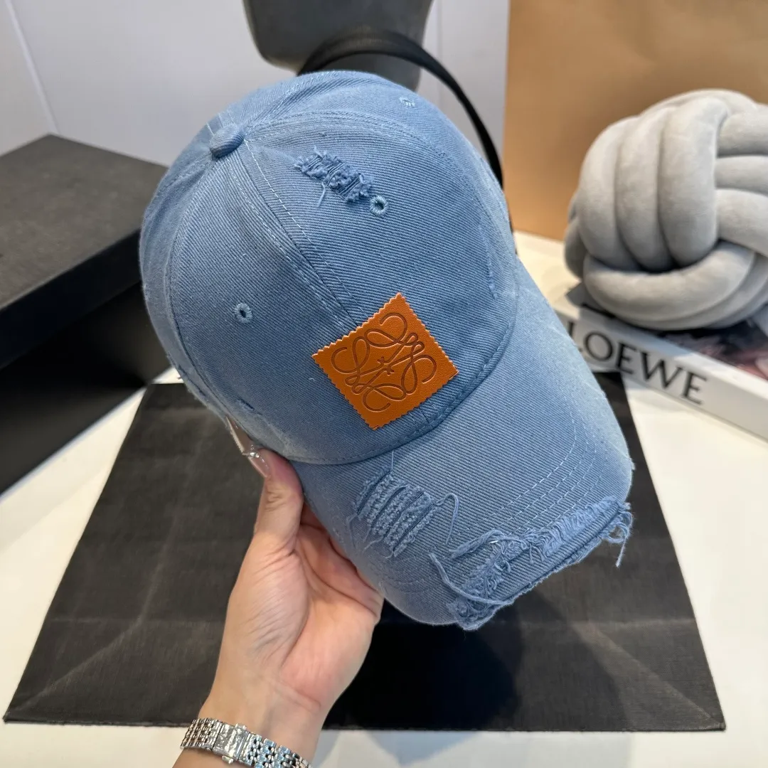 P60 Loewe Loewe's new washed distressed denim baseball cap. Newly launched washed denim series, casual and versatile wardrobe matching tool.