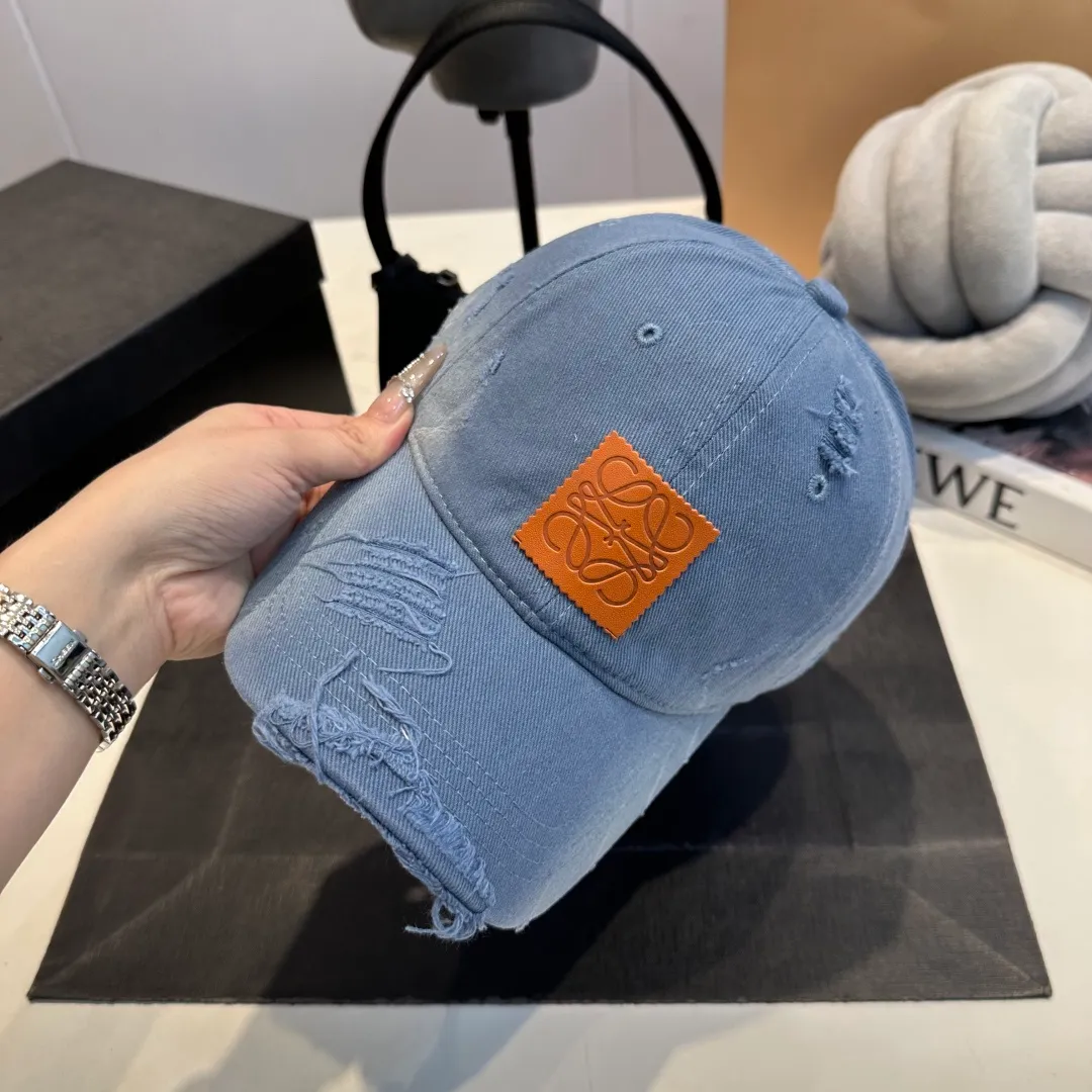 P60 Loewe Loewe's new washed distressed denim baseball cap. Newly launched washed denim series, casual and versatile wardrobe matching tool.