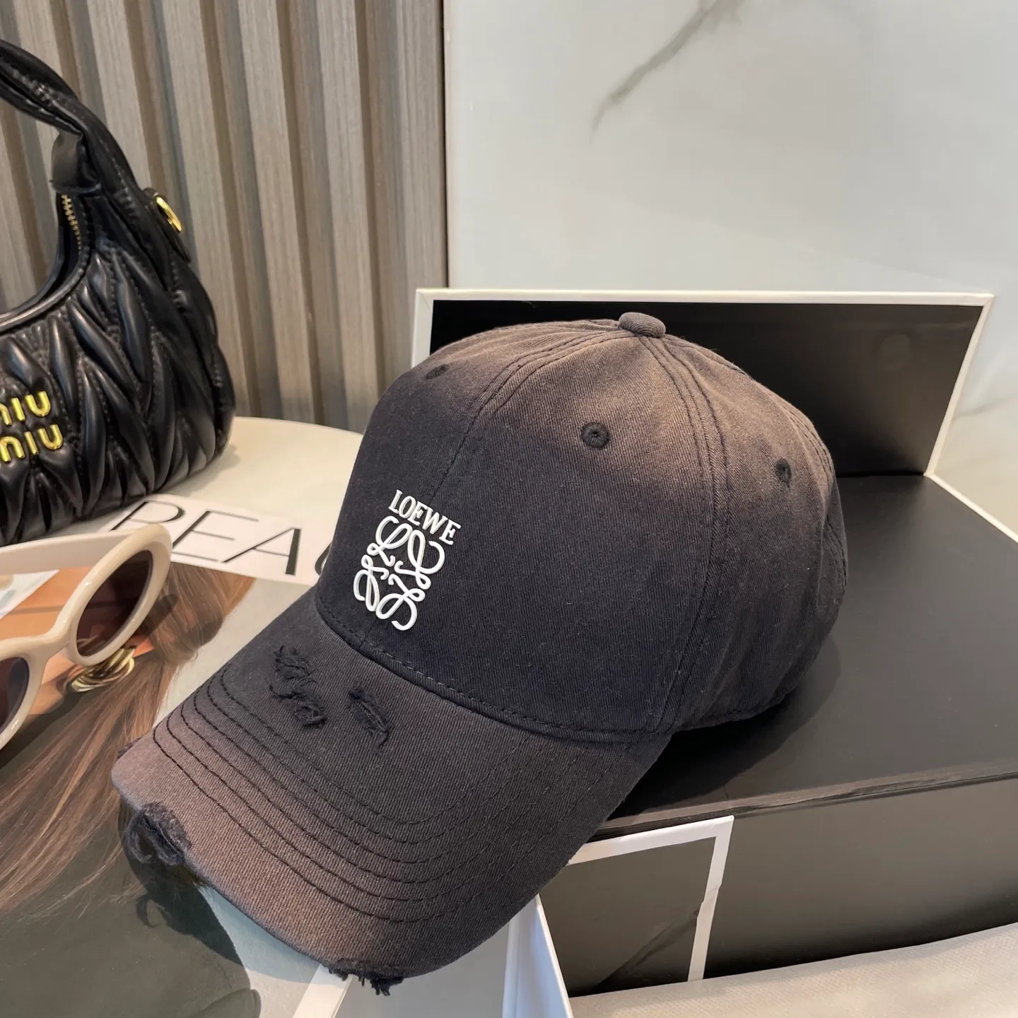 P50 dust bag 👒LOEWE👒LOEWE gradient color new original original design baseball cap🧢Super good texture, standard external line positioning, fine workmanship, simple and elegant, low price and high volume!