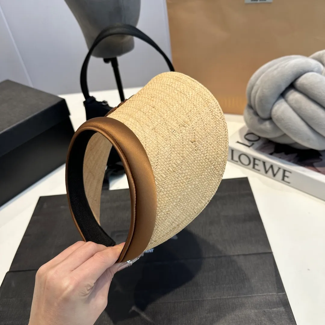 P70 LOEWE empty top hat👏High quality raffia empty top hat❤️Simple and elegant, shipped by big brands