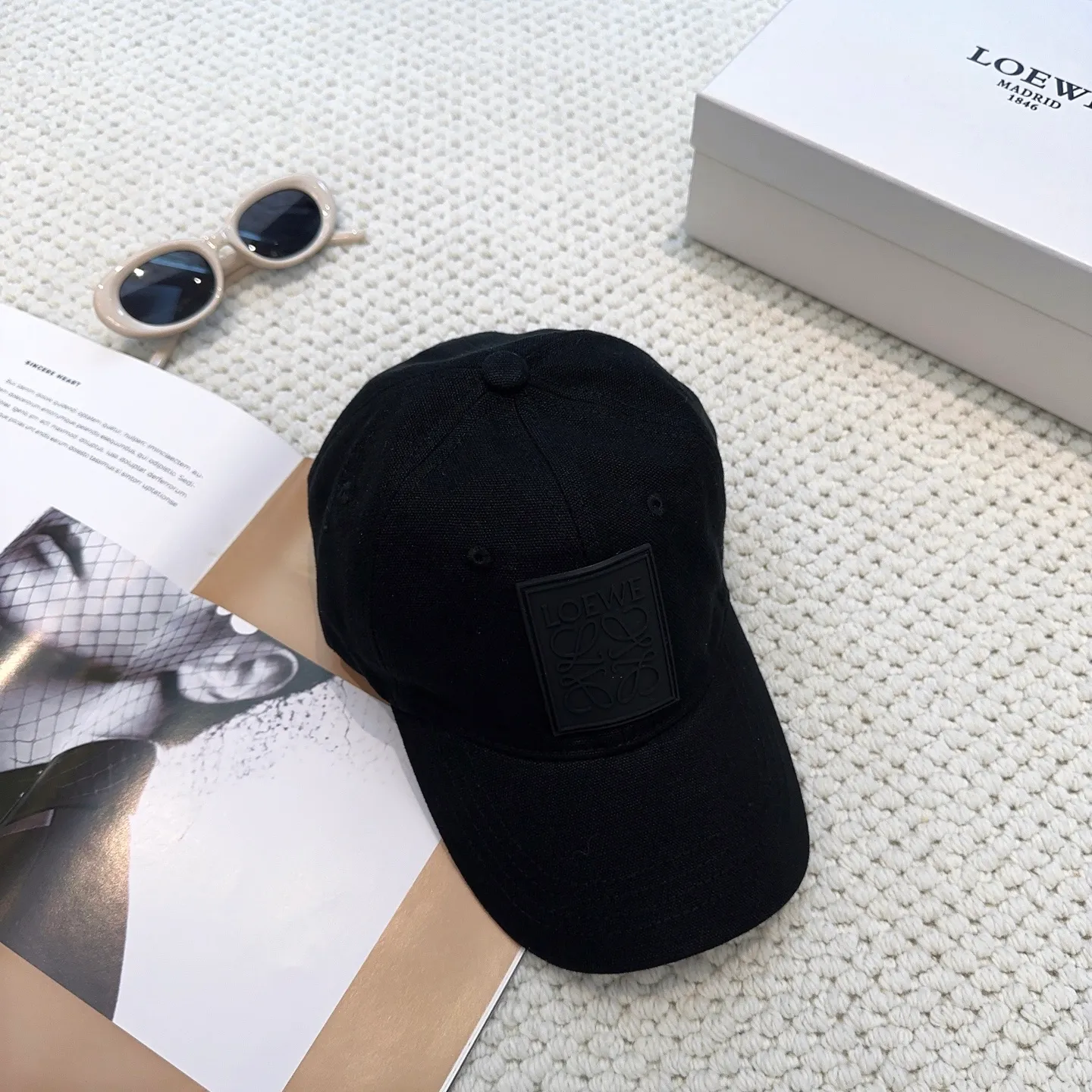 P60 comes with dust bag 👒LOEWE👒LOEWE's new original original design baseball cap🧢Super good texture, standard external line positioning, fine workmanship, simple and elegant, low price and popular!