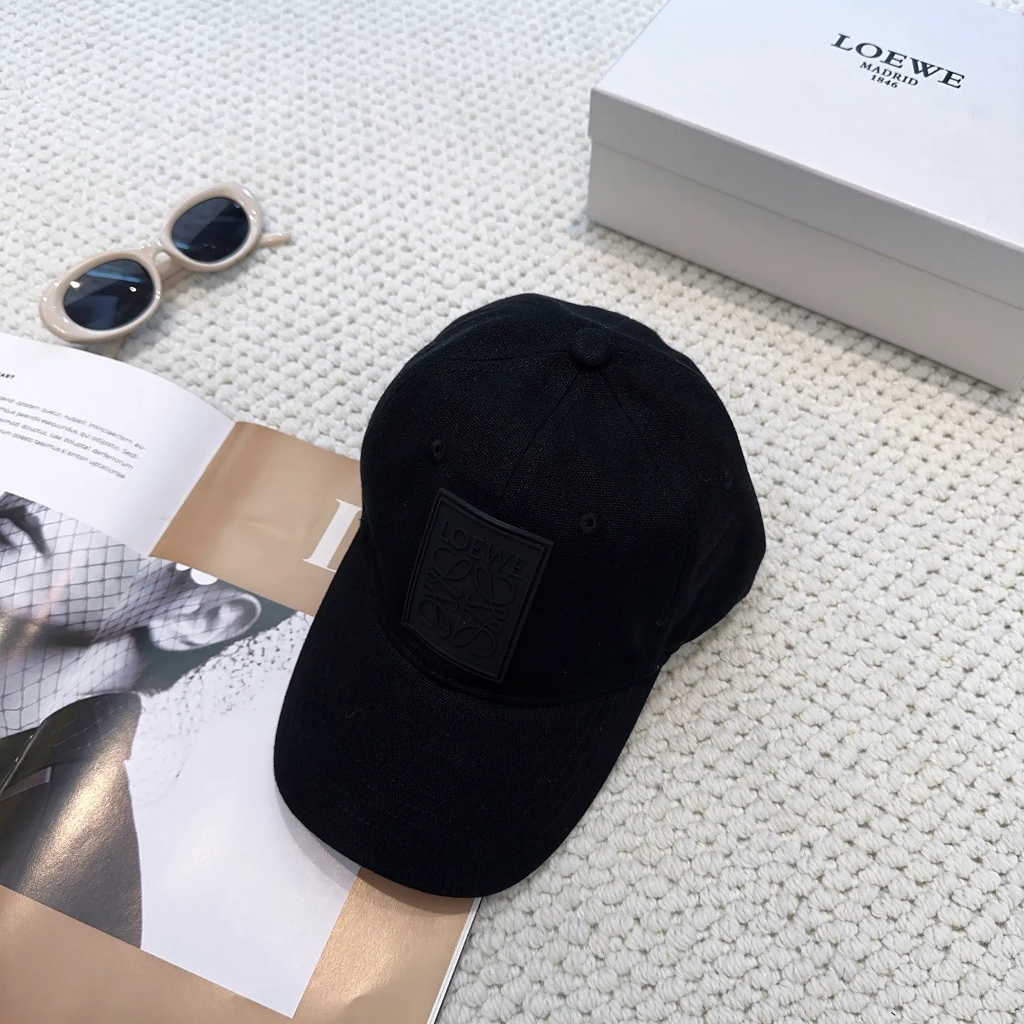 P60 comes with dust bag 👒LOEWE👒LOEWE's new original original design baseball cap🧢Super good texture, standard external line positioning, fine workmanship, simple and elegant, low price and popular!