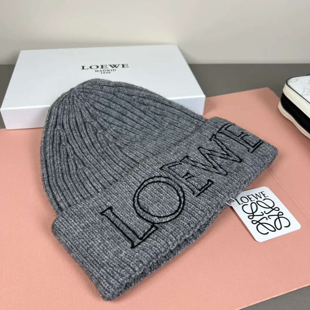 60💰 Classic knitted hat from loewe official website! Xiaohongshu’s hottest selling item! Dress well! The same style for men and women, thicker and warmer, fashionable and popular 🌸First-class quality, the best brand for warmth in autumn and winter, order now, limited edition