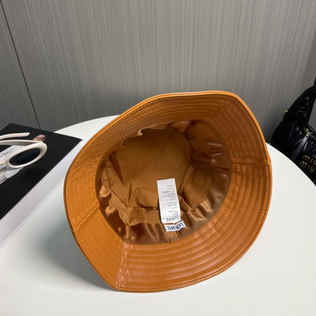 P70 LOEWE's new patchwork zipper lambskin bucket hat. This bucket hat is made of rich textured lambskin. The zipper detail on the brim brings a modern twist, and the patchwork adds a touch of recognition, helping you easily create a modern and fashionable look.