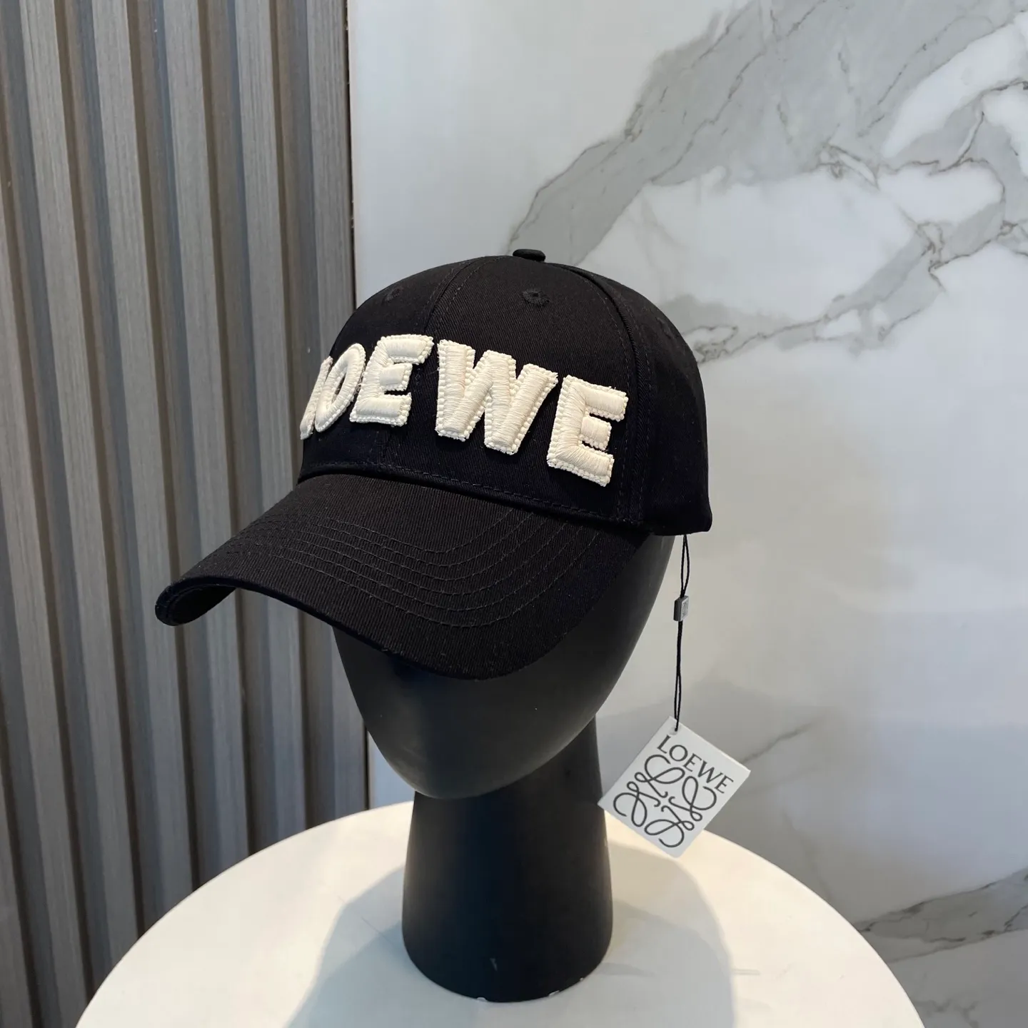 P70 🧢Loewe~New baseball cap🧢, simple embroidered classic logo, super texture👍, exquisite big-name style, a must-have artifact for goddesses, couple style