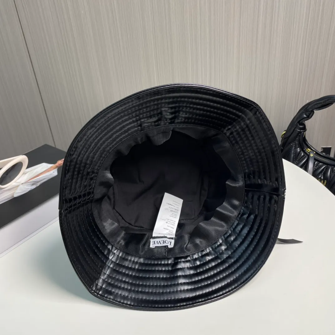 P70 LOEWE's new patchwork zipper lambskin bucket hat. This bucket hat is made of rich textured lambskin. The zipper detail on the brim brings a modern twist, and the patchwork adds a touch of recognition, helping you easily create a modern and fashionable look.