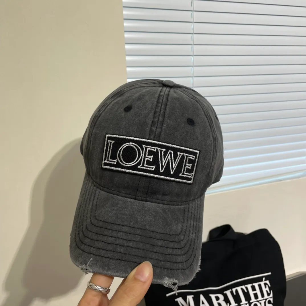 P56 LOEWE's new washed denim baseball cap. Classic LOEWE embroidered logo. Same style for men and women. Versatile and breathable, can be worn in all seasons.