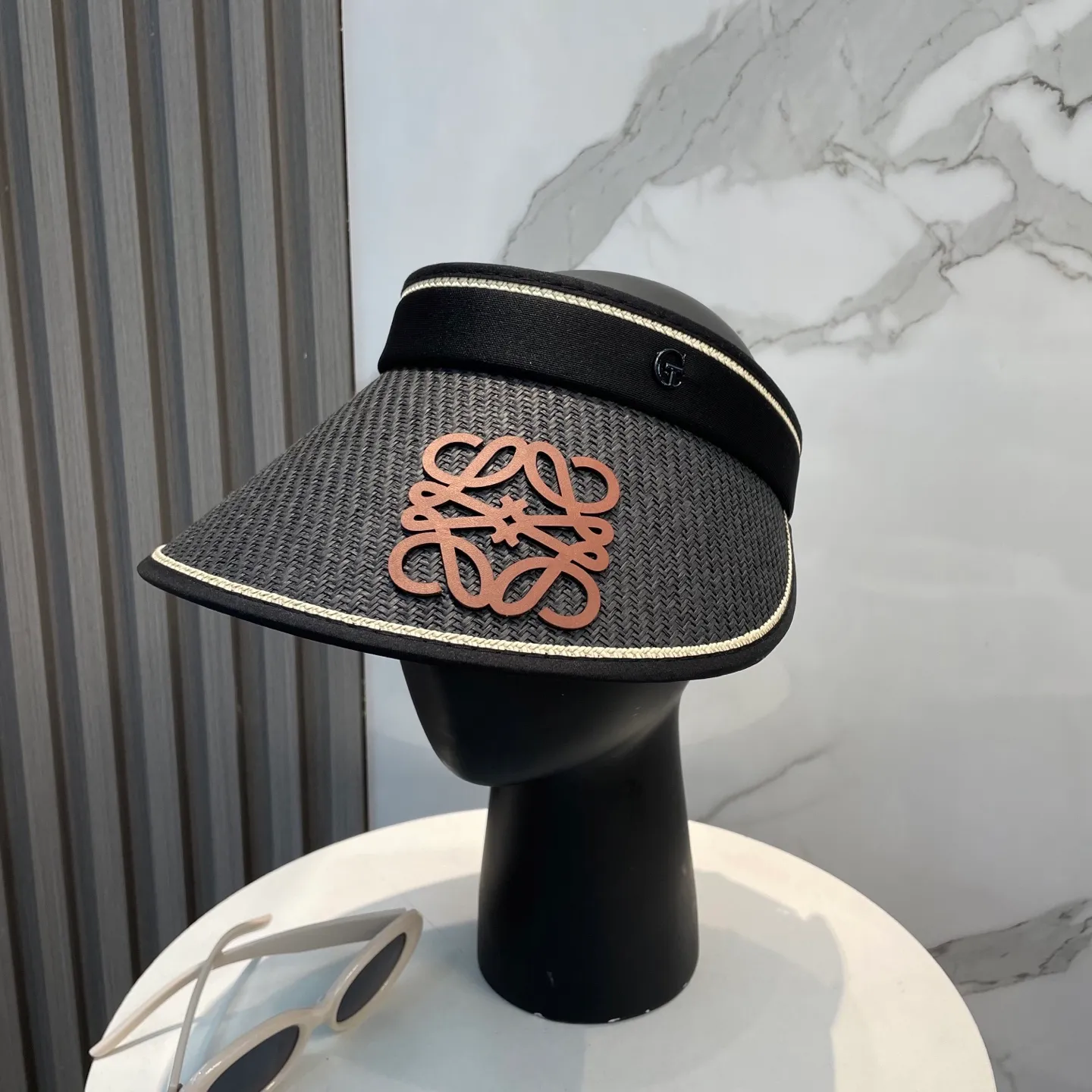 P50 LOEWE's new hollow-top hat is a sun hat you'll fall in love with at first glance. In summer, you need a unique hat to reduce eye pressure. This elegant hollow-top hat is very suitable!
