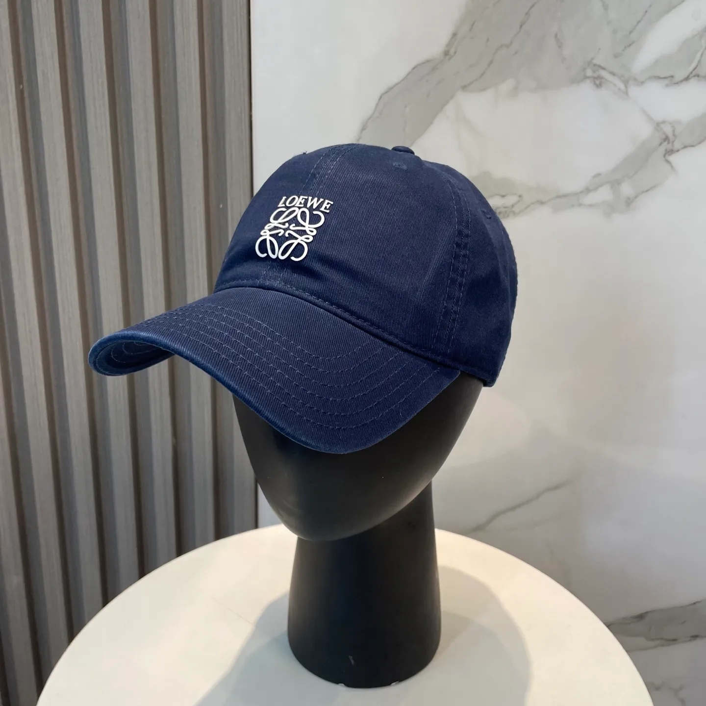 P54 dust bag 👒LOEWE👒LOEWE's new original design baseball cap🧢Super good texture, standard external line positioning, fine workmanship, simple and elegant, low price and high volume!