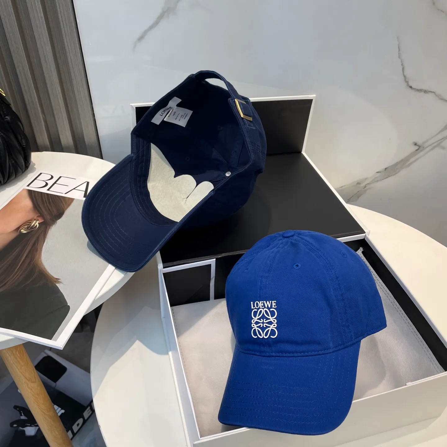 P54 dust bag 👒LOEWE👒LOEWE's new original design baseball cap🧢Super good texture, standard external line positioning, fine workmanship, simple and elegant, low price and high volume!