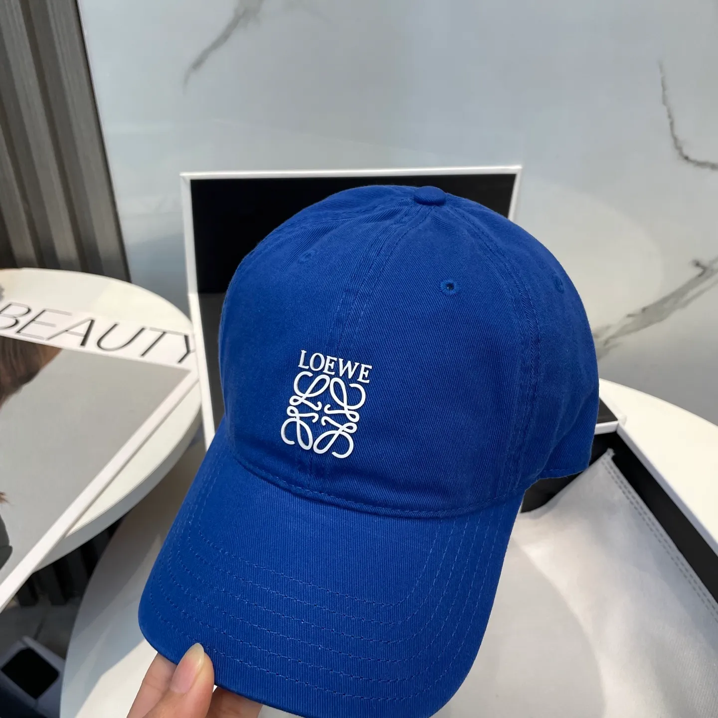 P54 dust bag 👒LOEWE👒LOEWE's new original design baseball cap🧢Super good texture, standard external line positioning, fine workmanship, simple and elegant, low price and high volume!
