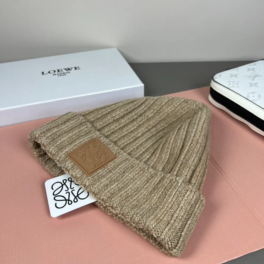 60💰 Classic knitted hat from loewe official website! Xiaohongshu’s hottest selling item! Dress well! The same style for men and women, thicker and warmer, fashionable and popular 🌸First-class quality, the best brand for warmth in autumn and winter, order now, limited edition