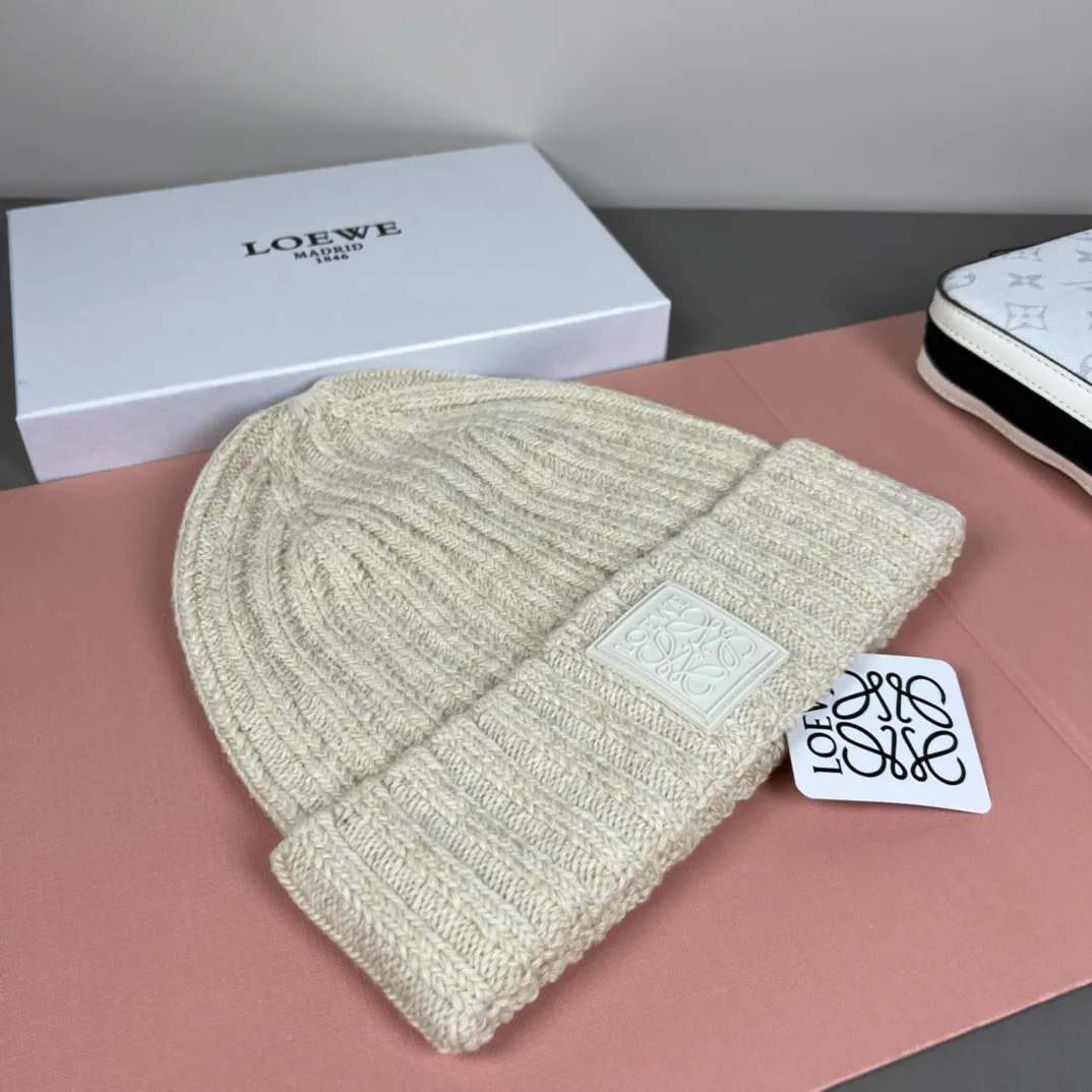 60💰 Classic knitted hat from loewe official website! Xiaohongshu’s hottest selling item! Dress well! The same style for men and women, thicker and warmer, fashionable and popular 🌸First-class quality, the best brand for warmth in autumn and winter, order now, limited edition
