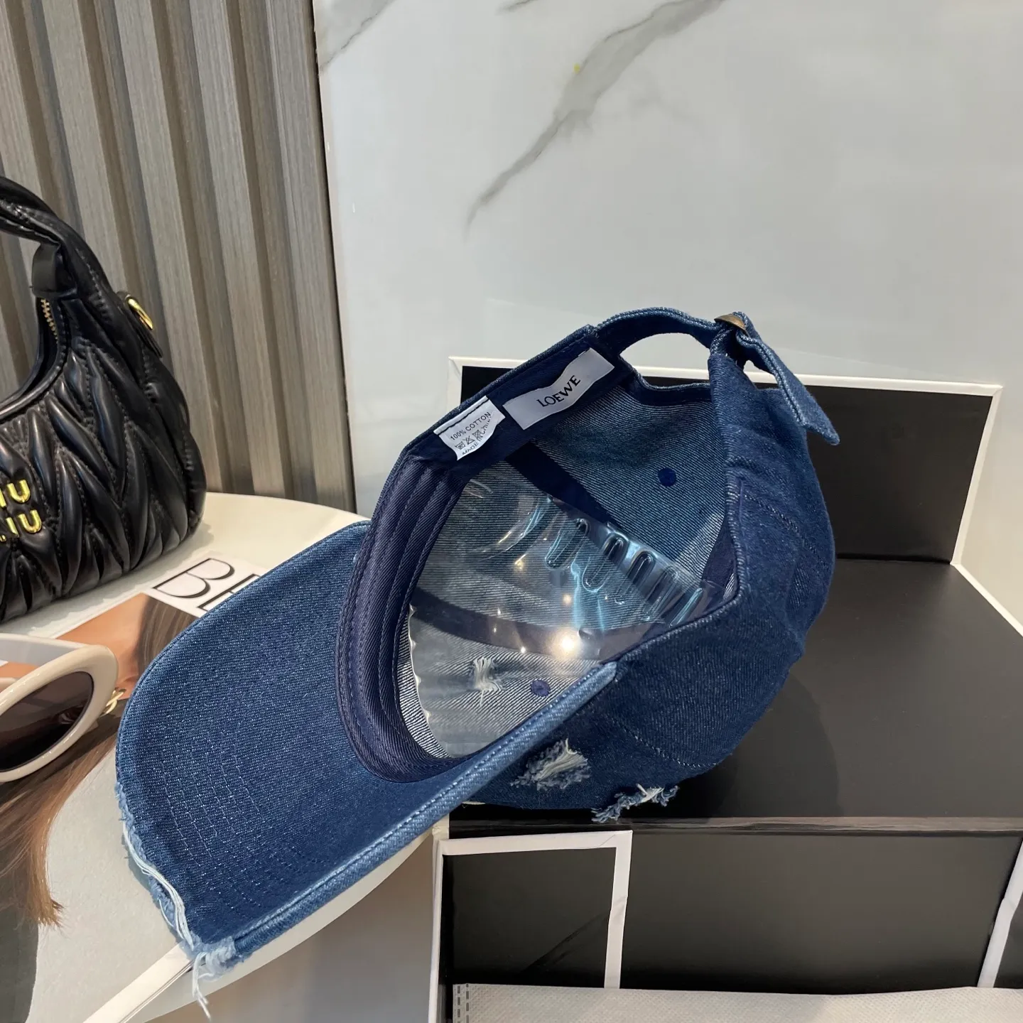 P66 LOEWE's new ripped washed denim baseball cap. Classic LOEWE embroidered logo. Same style for men and women. Versatile and breathable, can be worn in all seasons.