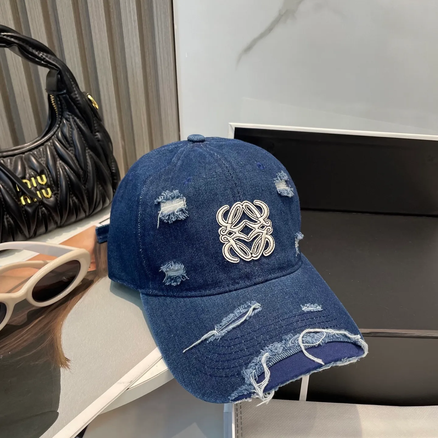 P66 LOEWE's new ripped washed denim baseball cap. Classic LOEWE embroidered logo. Same style for men and women. Versatile and breathable, can be worn in all seasons.