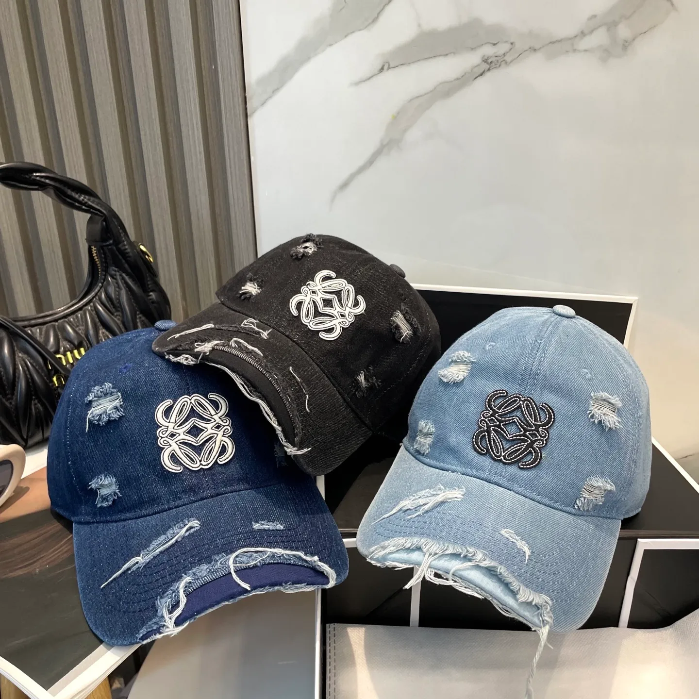P66 LOEWE's new ripped washed denim baseball cap. Classic LOEWE embroidered logo. Same style for men and women. Versatile and breathable, can be worn in all seasons.