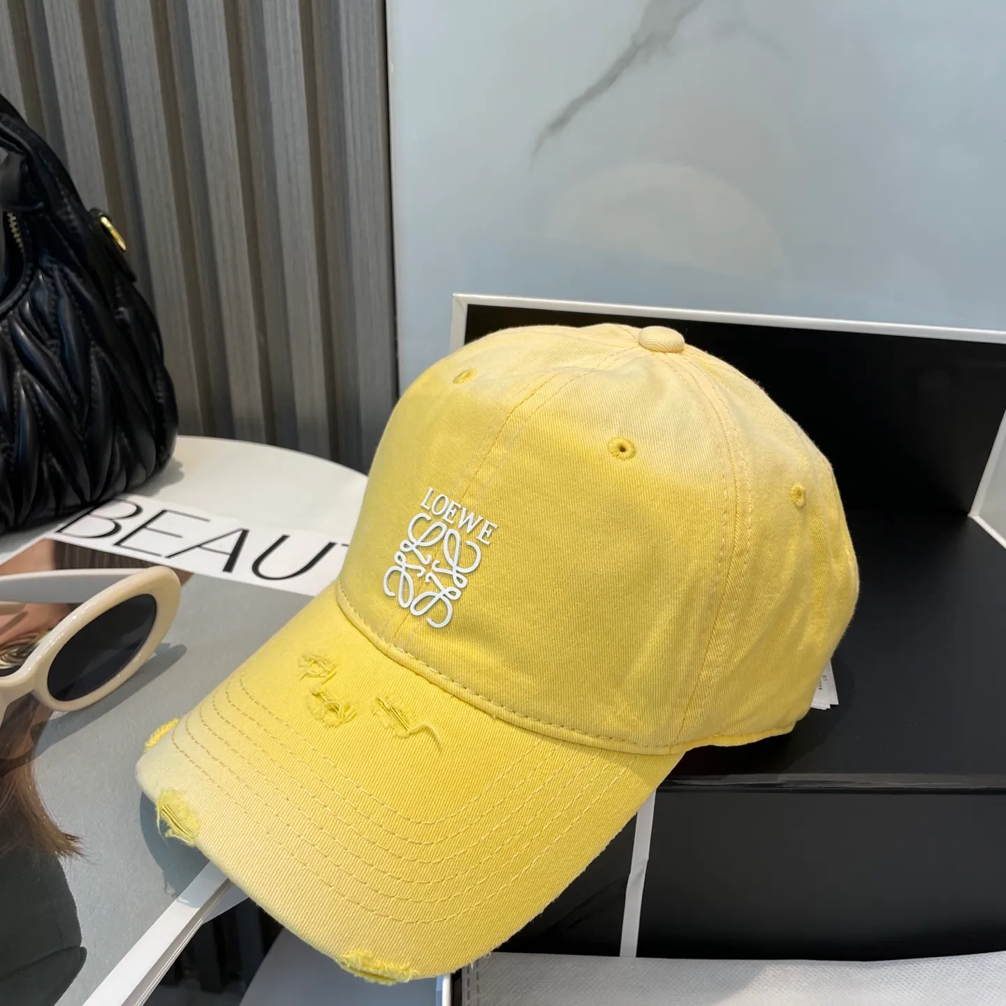 P50 dust bag 👒LOEWE👒LOEWE gradient color new original original design baseball cap🧢Super good texture, standard external line positioning, fine workmanship, simple and elegant, low price and high volume!