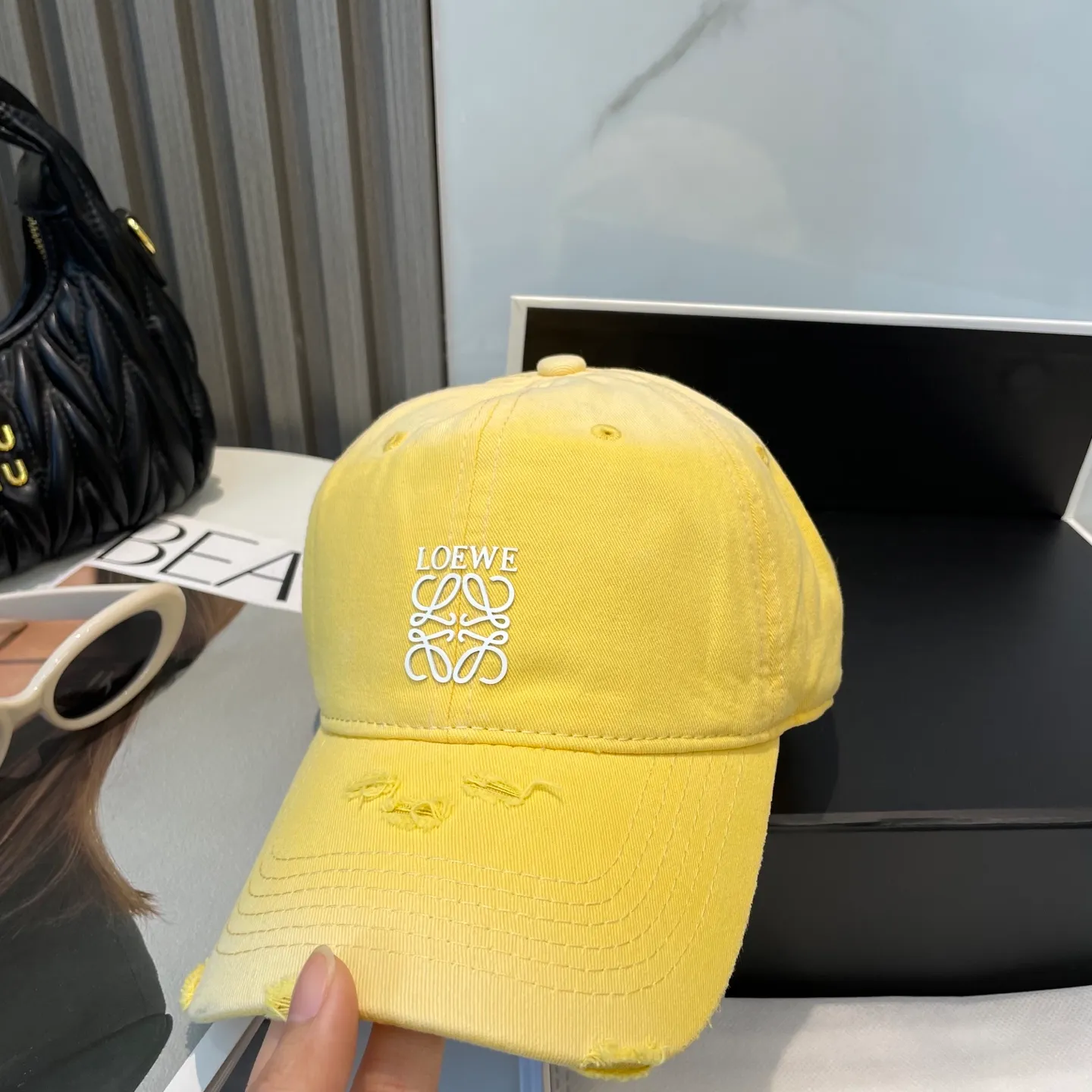 P50 dust bag 👒LOEWE👒LOEWE gradient color new original original design baseball cap🧢Super good texture, standard external line positioning, fine workmanship, simple and elegant, low price and high volume!