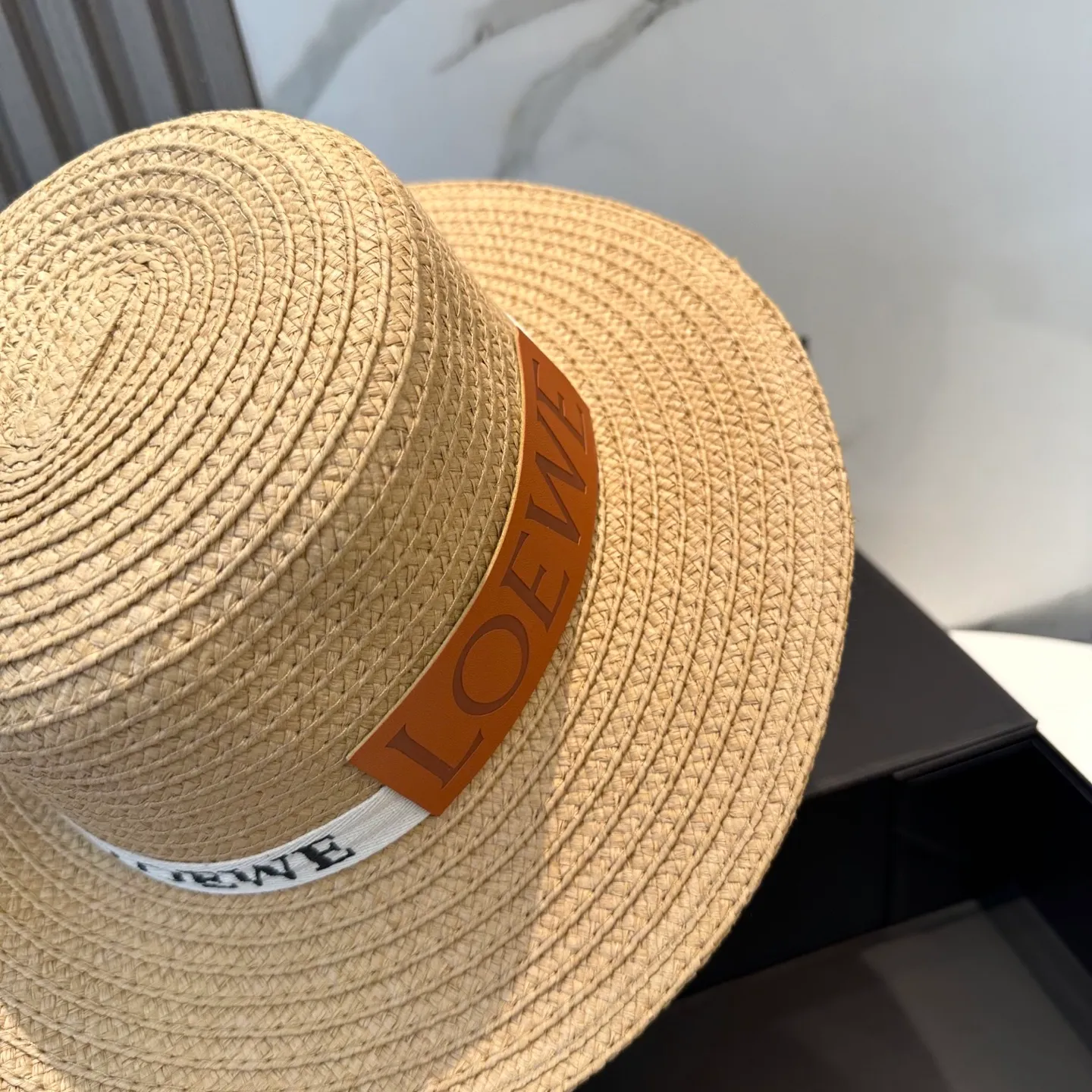 P66 💛With dust bag LOEWE] 2025 new straw woven straw hat with big brand webbing, a must-have for vacation and leisure, elegant and generous