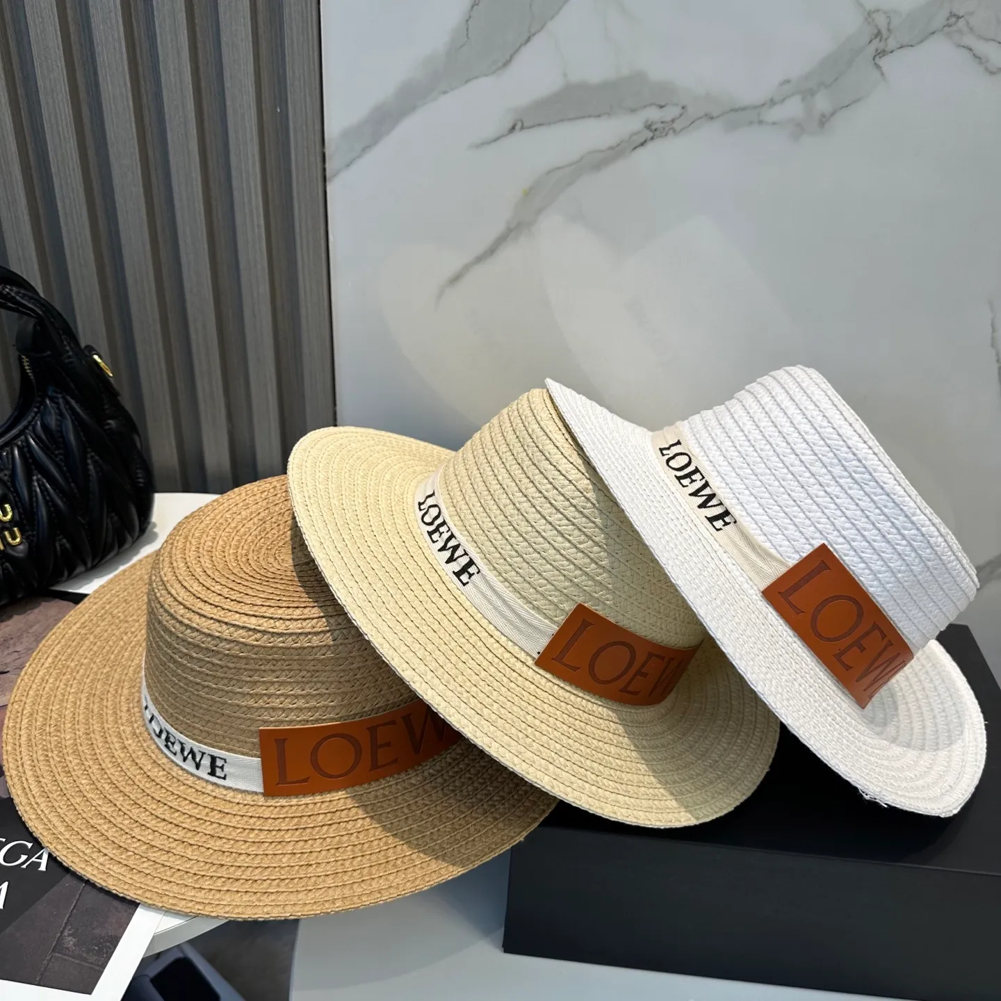 P66 💛With dust bag LOEWE] 2025 new straw woven straw hat with big brand webbing, a must-have for vacation and leisure, elegant and generous