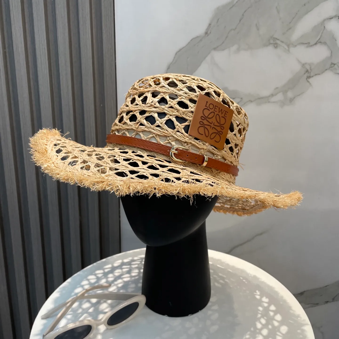 P96 Loewe's new large-brimmed sun protection straw hat is a must-have sun protection item when going out on the street in the hot summer. It is suitable for dating at the beach. It is breathable cotton and can be worn in all seasons.