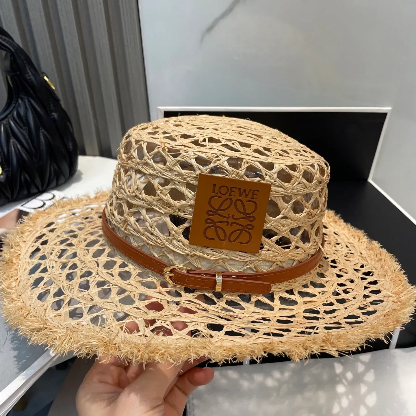P96 Loewe's new large-brimmed sun protection straw hat is a must-have sun protection item when going out on the street in the hot summer. It is suitable for dating at the beach. It is breathable cotton and can be worn in all seasons.