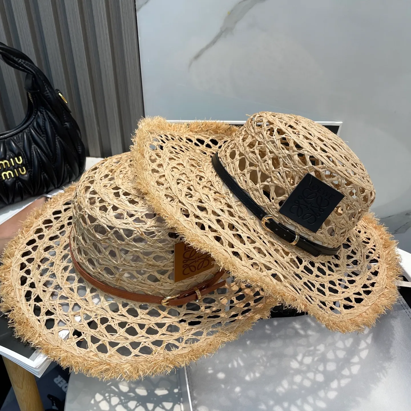 P96 Loewe's new large-brimmed sun protection straw hat is a must-have sun protection item when going out on the street in the hot summer. It is suitable for dating at the beach. It is breathable cotton and can be worn in all seasons.