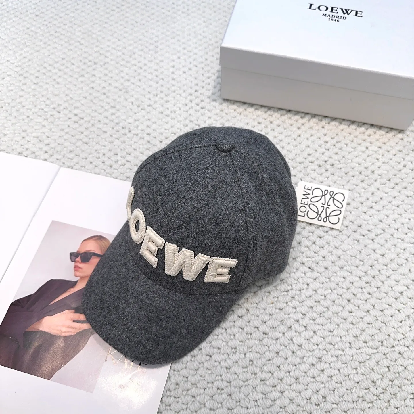 P70 🧢Loewe~New autumn and winter baseball cap🧢, simple embroidered classic logo, super texture👍, exquisite big-name style, a must-have artifact for goddesses, couple style