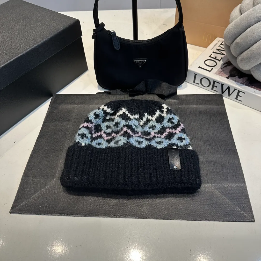 P70 LOEWE 💠Autumn and winter thick knitted beanie, available in multiple colors to suit all styles, love it so much❗️ 💟💟Striped thick knitted hat satisfies my fantasy of knitted hats〰️ High-looking ins thick knitted beanie, versatile and loose, showing off your face!