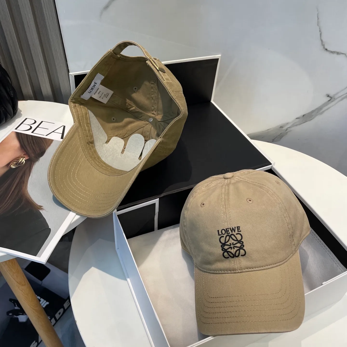P54 dust bag 👒LOEWE👒LOEWE's new original design baseball cap🧢Super good texture, standard external line positioning, fine workmanship, simple and elegant, low price and high volume!