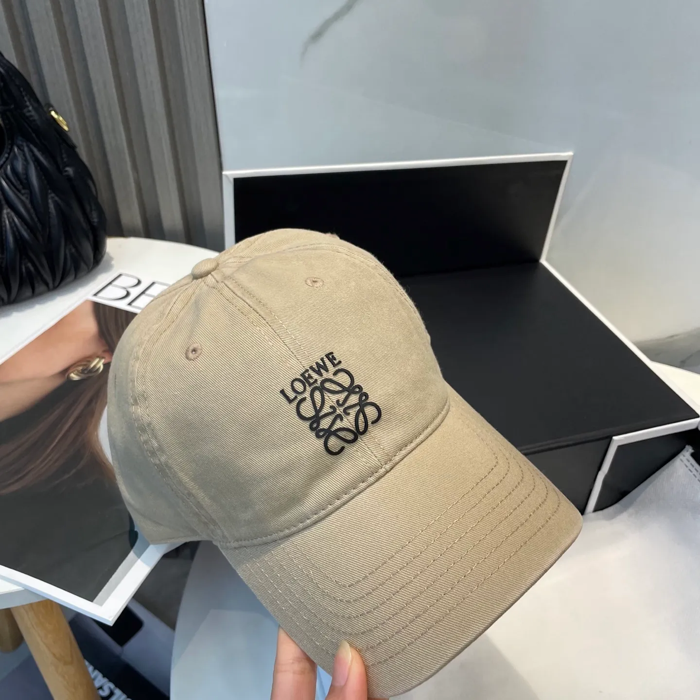 P54 dust bag 👒LOEWE👒LOEWE's new original design baseball cap🧢Super good texture, standard external line positioning, fine workmanship, simple and elegant, low price and high volume!