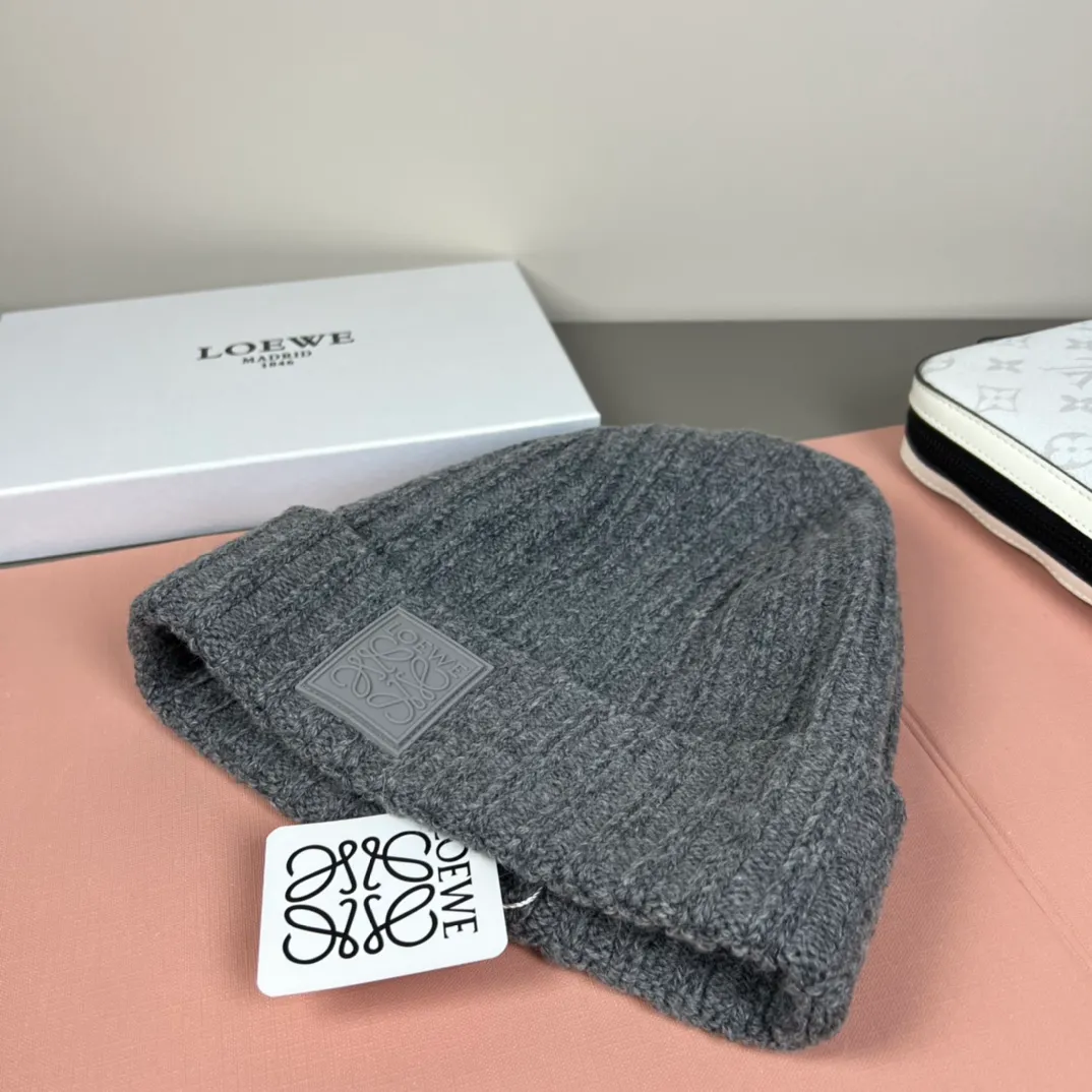 60💰 Classic knitted hat from loewe official website! Xiaohongshu’s hottest selling item! Dress well! The same style for men and women, thicker and warmer, fashionable and popular 🌸First-class quality, the best brand for warmth in autumn and winter, order now, limited edition